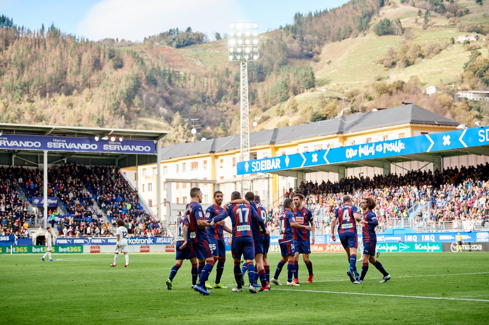 En su quinta temporada en la élite del fútbol español, la SD Eibar, el equipo de la ciudad más pequeña de LaLiga Santander (27.000 habitantes), superó al Real Madrid por primera vez. Fue 3 a 0 entre los verdes montes que rodean Ipurua, su estadio. Escalante, García y Enrich sellaron el histórico triunfo del conjunto armero que, curso tras curso, se supera en la clasificación final.