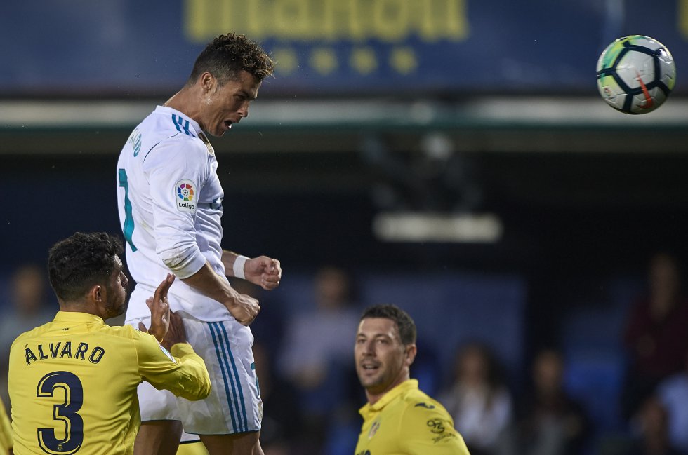 Nadie sabía que este cabezazo ante el Villarreal, en las postrimerías de la pasada temporada, sería la última diana liguera de Cristiano Ronaldo con el Real Madrid. Una coincidencia que de nuevo lo une a su exentrenador Zinedine Zidane, quien también se despidió con gol ante los amarillos. CR7 marcó en su primer partido de Liga, allá por el 29 de agosto de 2009, ante el Deportivo. Y no faltó a su cita con la portería rival en la que sería su última jornada. Entre una y otra fecha, nueve años de golazos anotados de todas las maneras imaginables, algunos de hecho inverosímiles. El máximo goleador histórico del Real Madrid en LaLiga Santander ha emprendido una nueva etapa en la Juventus de Turín, en Italia. “Ha sido para mí un tiempo emocionante, repleto de consideración aunque también duro porque el Real Madrid es de una altísima exigencia, pero sé muy bien que no podré olvidar jamás que aquí he disfrutado del fútbol de una manera única”, escribió el portugués en una carta de despedida.