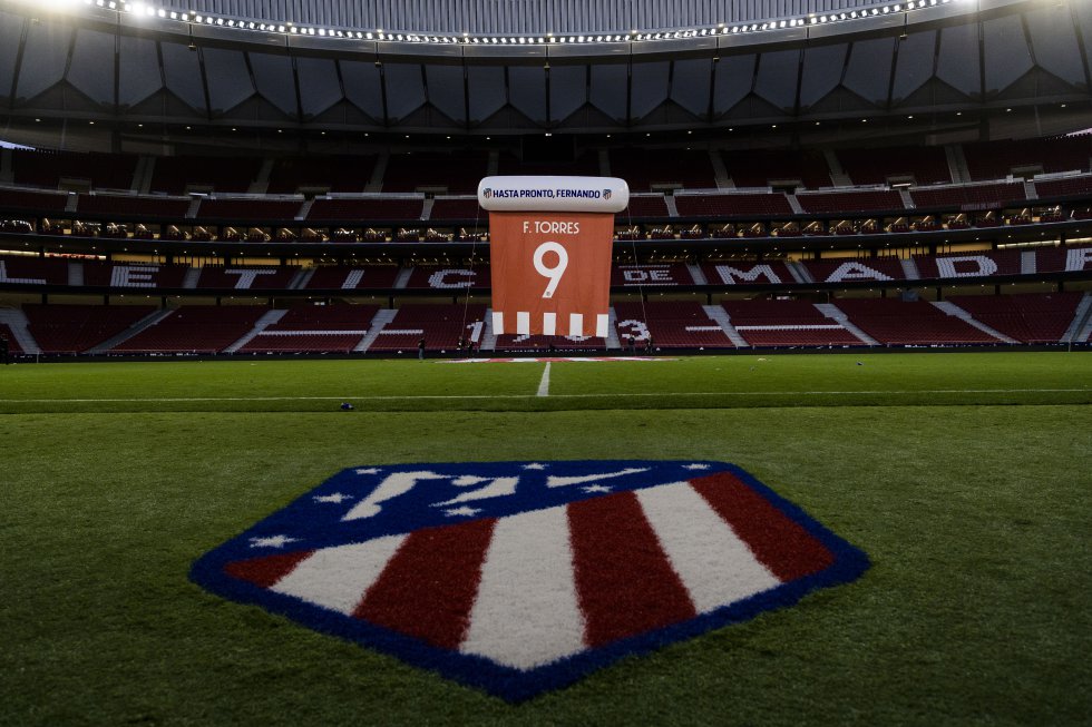Entre sus lágrimas y las de muchos Atléticos, Fernando Torres se despidió del Wanda Metropolitano, lejos del escenario que más goles le vio: el Vicente Calderón. Se fue Torres, y con él, volaron muchos recuerdos colchoneros, imborrables, que dejaron la casa rojiblanca vacía por un momento. Pero su legado permanece vivo en cada Atlético. “Nunca necesité títulos para sentirme el jugador más querido del mundo. Siempre he tenido la certeza de que hiciera lo que hiciera nunca podría devolver tanto”, dijo el delantero el 20 de mayo después de su último partido ante la SD Eibar, donde marcó los dos goles del empate a dos. Fue su partido número 404 en 11 temporadas en el Atleti.