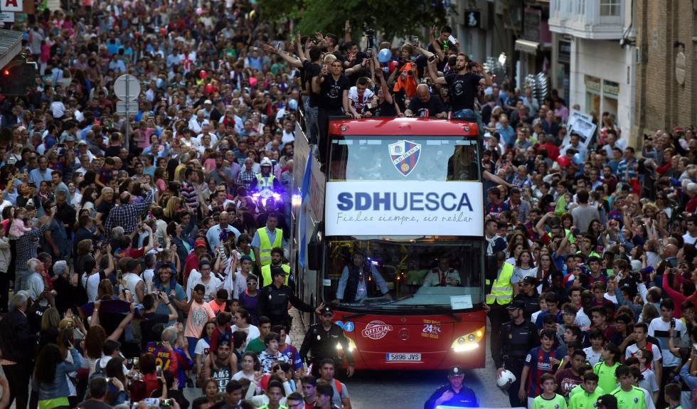 El 21 de mayo, la SD Huesca se impuso al CD Lugo por 0-2 y consiguió por primera vez en sus 108 años de vida el ascenso a LaLiga Santander. “Pensábamos que era un sueño irrealizable. Pero se ha demostrado que no hay sueño que no se haga realidad”, decía el presidente Lasaosa en el vídeo del club en el que relató su gesta, 'Cuando escribimos la historia'. Desde agosto, el equipo se mide con los gigantes del fútbol español.