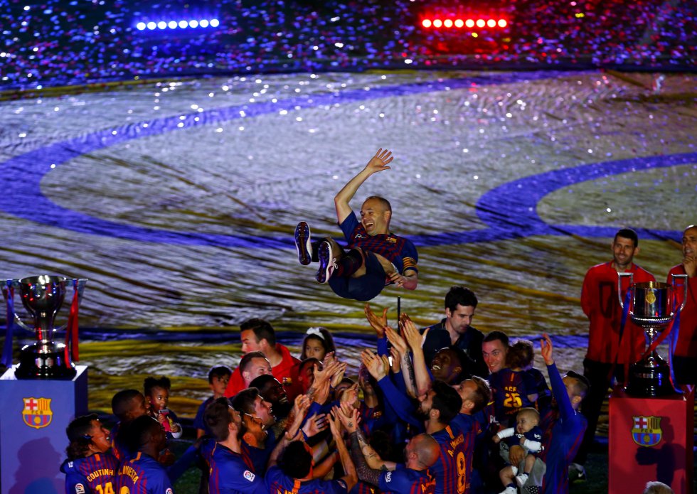 Iniesta dejó el Barcelona y LaLiga Santander tras 16 años. El ‘cerebro’ blaugrana marcó la era más exitosa de la historia del club. “Me gustaría ser recordado como un gran futbolista y como una gran persona”, lanzó en la rueda de prensa de su despedida. Logró alzar 32 trofeos con el Barça, entre ellos nueve Ligas y cuatro Champions. “Si hubiese imaginado acabar mi carrera aquí, la forma hubiera sido esta. Sintiéndome útil, importante, titular, con opción de ganar títulos y con las sensaciones positivas que he tenido durante este año”, cerró entre lágrimas.