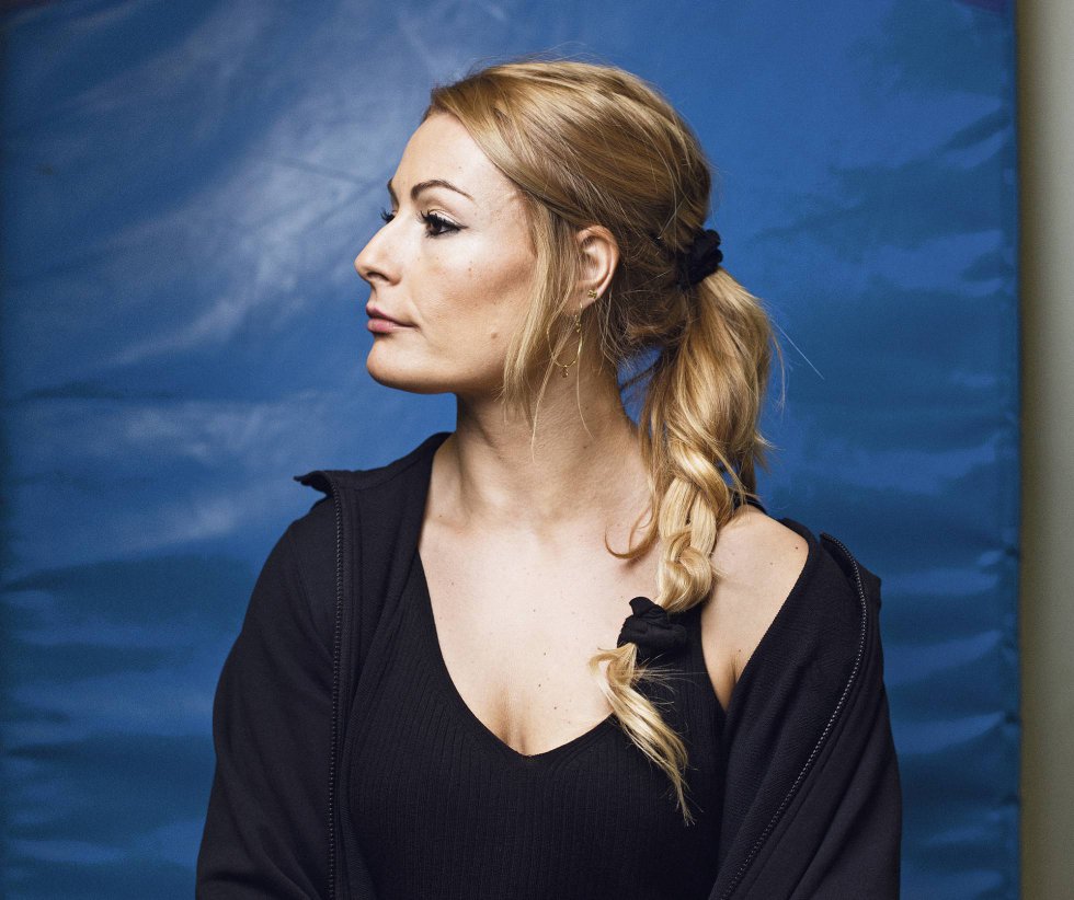 Lydia Valentín dibuja un corazón con las manos cada vez que gana. Y últimamente, no para de hacerlo. Con el oro de Bucarest, la leonesa, de 33 años, se ha convertido en la española con más títulos europeos. Lo ha ganado todo en la halterofilia. Oro olímpico, mundial y europeo. En una disciplina infestada de dopaje, sus rivales le arrebataron durante años los triunfos que ella merecía. Pero tras la mayor cruzada contra las trampas en su deporte, Valentín recuperó las medallas perdidas y hoy es la mejor levantadora de peso del planeta.