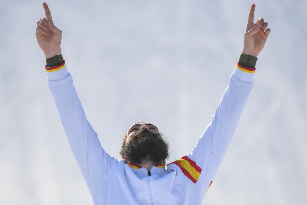 Durante 26 años la nieve no dejó medalla olímpica alguna para el deporte español. Hasta que Regino Hernández recogió el testigo de la esquiadora Blanca Fernández Ochoa, gracias al 'snowboard'. Este malagueño comenzó con el 'skate'. Luego, su padre quiso probar el material que vendía en su tienda de deportes, con increíbles resultados para el hijo. Tras ganar el bronce en Pyeongchang (Corea del Sur), volvió y arregló su Harley Davidson. Cuando se supo en el podio, lo primero que le vino a la cabeza fue la gente que le apoyó cuando nada salía bien. En especial Israel Planas, su entrenador, fallecido un año antes de lograr la gesta.