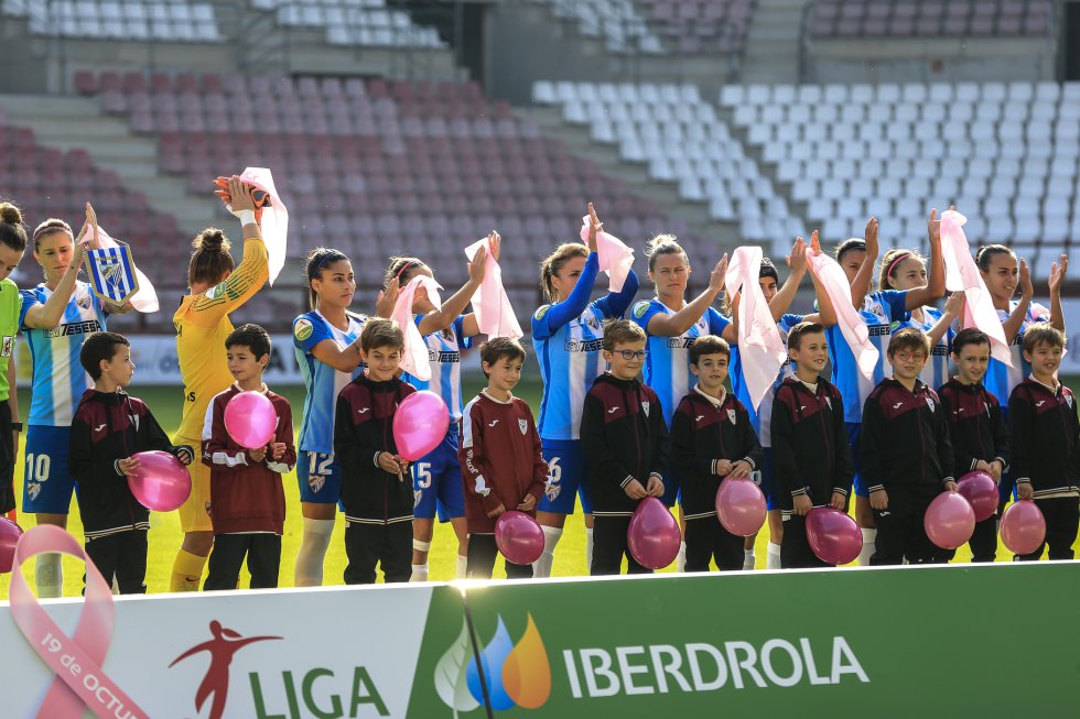 El fútbol femenino crece imparable. En tres años, de 2014 a 2017, el número de jugadoras se ha disparado un 41%. La televisión emitió un centenar de partidos de la Liga Iberdrola con un 37% más de espectadores que la temporada anterior. Y junto a la afición, crece también la relevancia social. El 19 de octubre los clubes se volcaron en la lucha contra el cáncer de mama. El rosa se impuso a los colores de las equipaciones y las futbolistas celebraron los goles dibujando una cruz con los dedos de la mano.