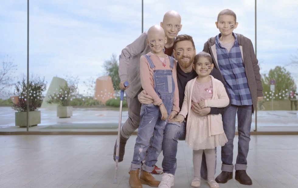 De Messi hay pocas cosas ya que puedan causar sorpresa en un campo. Es un genio como ha habido pocos con la pelota. La temporada pasada fue máximo goleador y máximo asistente, y se convirtió en el extranjero con más partidos disputados en LaLiga Santander: 423 en 15 temporadas. Menos conocida es su genialidad afuera. Messi apadrinó el proyecto de un centro oncológico infantil, el más grande de Europa, que, con su ayuda, ya está en marcha.