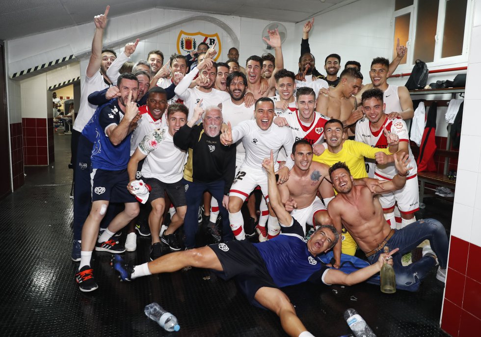 76 puntos en 41 jornadas le sirvieron al Rayo Vallecano para ser campeón de LaLiga 1|2|3 y regresar a la categoría reina dos años después de descender. En la temporada 197677 ascendió por primera vez. Seis ascensos más, viviría el equipo después, para completar 18 temporadas en LaLiga Santander. "Un barrio de primera", rezaba una pancarta durante toda la temporada, hasta que se confirmó que tenía razón.