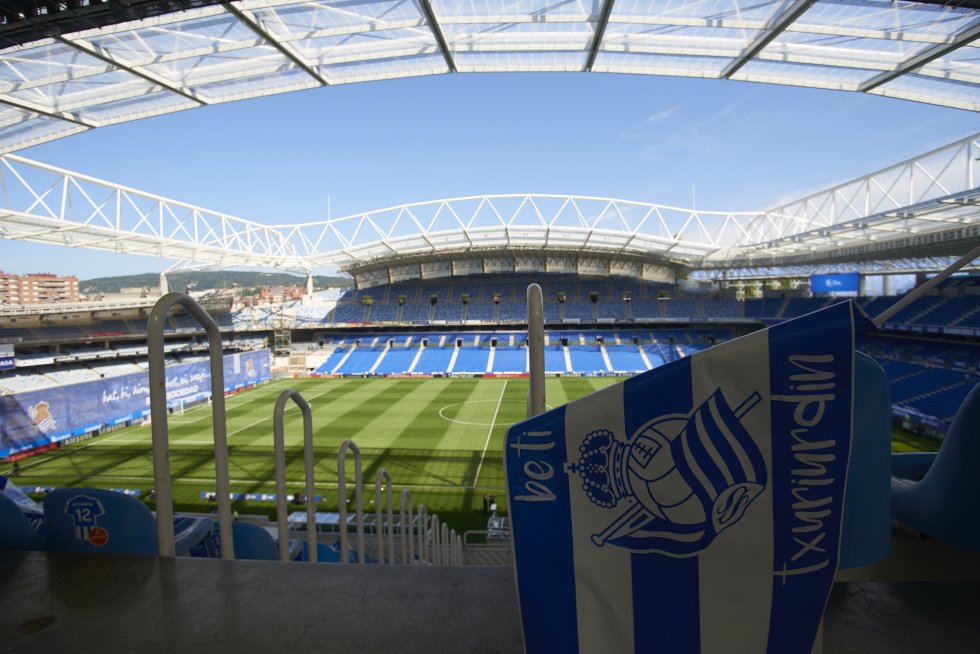 Anoeta, aunque conserve el nombre, es un nuevo estadio. Ha eliminado la pista de atletismo, acercando al público al césped. El terreno de juego queda a ocho metros, cuando antes, en los fondos, estaba a casi 40. Ha ganado además 8.000 asientos, pasando a ofrecer una capacidad de 40.000 espectadores. Cuando acaben las obras, habrá 126 tornos (antes había 66) en los 21 accesos al campo y un aparcamiento subterráneo con 350 plazas. “La conexión con la gente es fundamental. Estoy seguro de que vamos a recuperar el ambiente que los guipuzcoanos tradicionalmente han mostrado en un campo de fútbol”, predica sobre la reforma su presidente, Jon Aperribay.