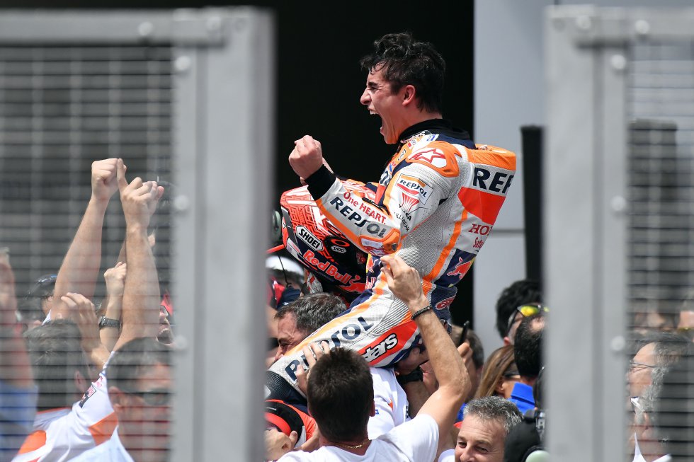 Con 25 años, Marc Márquez es el piloto más joven en conquistar siete mundiales. Ganó este año su quinto campeonato de MotoGP con un hombro que se dislocaba en los momentos menos oportunos. Vence con naturalidad, como si fuera inevitable y, con una larga carrera deportiva todavía por delante, está a solo tres coronas del piloto más laureado en la máxima categoría de la historia, Giacomo Agostini.