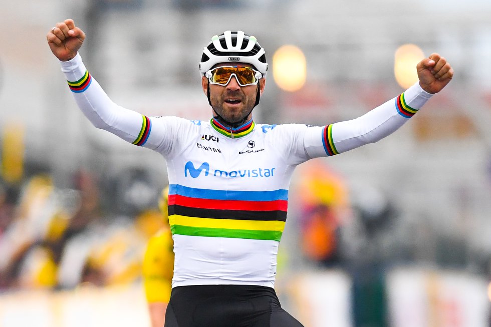 Hasta el pasado octubre, Alejandro Valverde, 38 años, 16 en la élite del ciclismo, había disputado 11 mundiales y había logrado subir al podio en seis de ellos. Pero nunca en el cajón más alto. Por fin, en Innsbruck, este año logró el maillot arcoíris que identifica al campeón. Valverde es el ciclista español con más victorias de etapa: 122. Ha ganado una Vuelta y ha subido al podio del Giro y del Tour.
