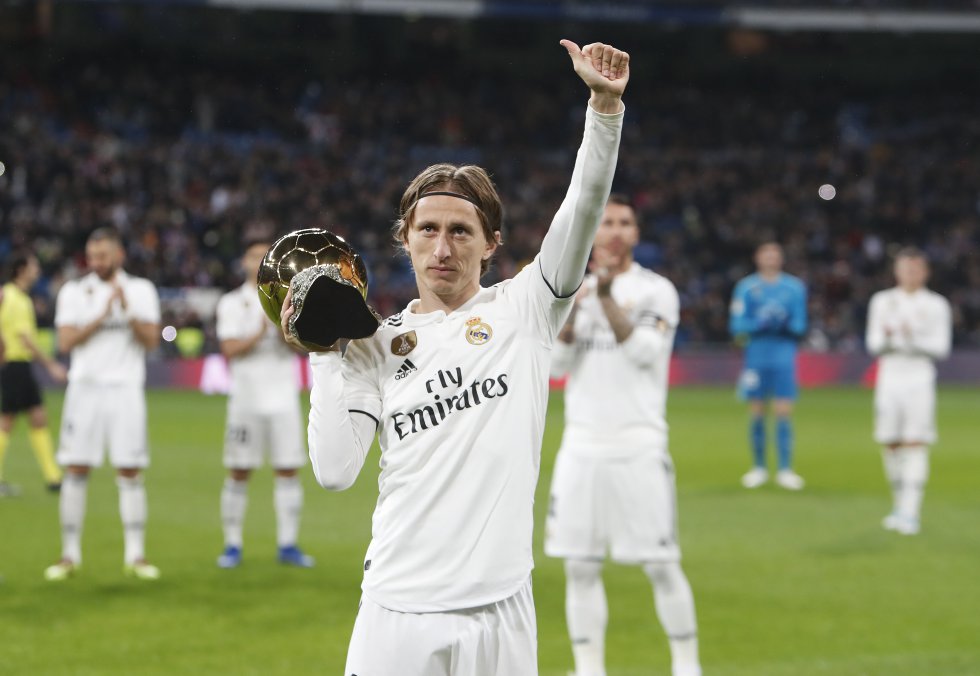 Valdano dice de Luka Modric que es un futbolista que "piensa y siente el fútbol con una pureza 'amateur', y que llega al Balón de Oro por una profesionalidad ejemplar". Tras una década en que el premio que distingue al mejor jugador del mundo cayó siempre bien en Cristiano Ronaldo bien en Lionel Messi, Modric, de 33 años, puso fin a ese dominio. Ha sido un año casi perfecto para el centrocampista croata que, tras levantar la tercera Champions consecutiva con el Real Madrid (la cuarta en su haber, todas vestido de blanco), llevó a su selección hasta la final del campeonato mundial, final que le arrebató el combinado francés.