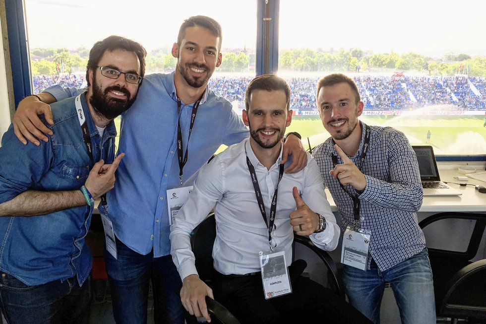 Mientras los clubes grandes libran sus propias batallas sobre el césped, el CD Leganés ha construido uno de los equipos de comunicación, marketing y redes sociales más innovadores de toda LaLiga. Comandados por Daniel Abanda, de 31 años y licenciado en Ciencias de la Información, sus campañas han dado la vuelta al mundo. El equipo está compuesto (de izquierda a derecha en la imagen) por José Bermejo, responsable de administración; Jaime del Campo, responsable audiovisual; el propio Abanda, director de comunicación y marketing, y Víctor Marín, director comercial. Abanda creó el departamento en 2008. A ellos se unen Alberto Pascual y Sergio Cid, de la empresa Hugin&Munin, que elaboran los originales carteles promocionales. En el último año han estado cerca de duplicar su audiencia en las principales redes sociales. El valor potencial de estos canales en ese periodo, según la entidad, ha alcanzado 1.332.305 euros “Que los vecinos de Leganés volvieran a sentirse orgullosos del equipo de su ciudad y conseguir llenar el campo en Segunda B”, es uno de los grandes motivos de satisfacción de Abanda, además de “volver a LaLiga y al fútbol profesional”. A los éxitos recientes del Leganés también han contribuido diferentes iniciativas asociadas al marketing y a la promoción digital.