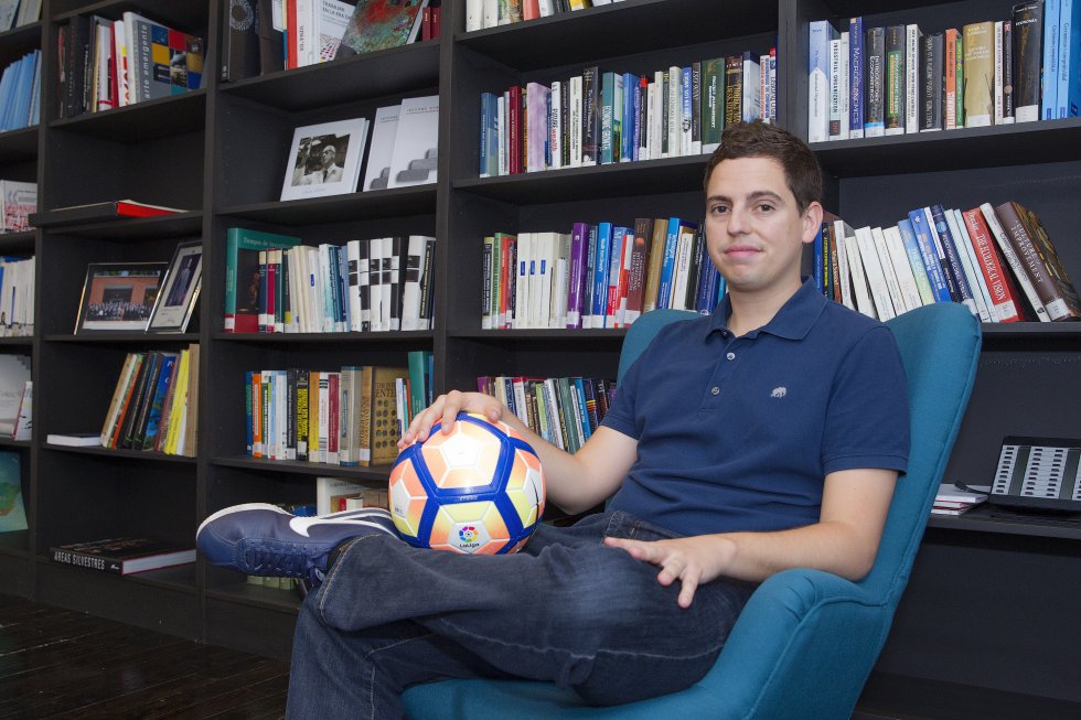  El fútbol es un trampolín de lanzamiento para todo tipo de emprendedores. Ellos juegan su propio campeonato en el terreno de la innovación. El 'big data' es un claro ejemplo de cómo vivir del deporte rey sin practicarlo (más bien observándolo). Bien lo saben Salvador Carmona, sevillano de 28 años, y su empresa Driblab. Ellos están al frente de un pequeño equipo de analistas de datos que ha abierto un camino de “gran potencial” para el fútbol. Miden el dónde, cómo y cuándo de los 25.000 “eventos” (así llaman a cada dato medible como un pase, un regate o un centro) que se viven en un partido. Y lo desgranan hasta el más mínimo detalle.    El objetivo del equipo de Carmona y su socio Coré Ramiro está enfocado en "la adquisición de jugadores que, quizá, el mercado infravalora", cuenta Carmona. Analizan hasta el más pequeño detalle que ponga en valor su potencial presente y futuro. Clubes de España, Inglaterra, Italia o EEUU estudian los informes de sus analistas. Sponsors o marcas deportivas como Puma o Nike también han solicitado sus servicios. Su empresa, fundada hace dos años, hace buena la máxima innovar para crecer. Carmona prevé un importante impacto del big data en el fútbol a medio plazo: “Será la herramienta principal para adquirir talento. Y también influirá en la táctica y toma de decisiones en los partidos”. 