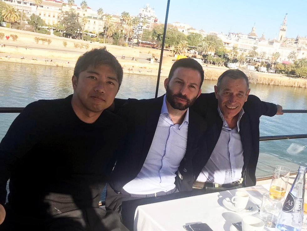  Un japonés, un argentino y un español… No es el típico chiste de las nacionalidades. Es una muestra más de la globalización del fútbol nacional. Rafael Monzón Alegre, valenciano de 63 años (derecha), Facundo Elfand, porteño de 39 (centro), y Yusuke Akiyama, de 44, cruzaron sus caminos en España gracias al jugador del Betis Takashi Inui. Alegre y Elfand, dueños de OML Sports Management International (con sede en Valencia), colaboran con los jugadores representados en España por Sarcle, la empresa de Akiyama.    Inui fue el fichaje más caro en la historia del Eibar y cuando llegó a ese club, en 2015, tenía más seguidores en Twitter que la entidad. Ahora, tras su aterrizaje en el Betis, el equipo andaluz ha decidido crear perfiles en japonés en sus redes sociales y hacer una versión de su web en ese idioma para acercarse aún más a esos seguidores. “Los jugadores atraen aficionados de todo el mundo y nosotros estamos aquí para apoyarlos y potenciarlos en ese sentido”, señala Akiyama. El crecimiento de ambos equipos en Japón ha sido exponencial. Según el estudio de Nielsen Sports, Sports DNA en el país asiático hay alrededor de 10 millones de seguidores de LaLiga, de entre 16 y 69 años. Enrique Moreno, director de Marca Global de LaLiga, tiene clara la estrategia: "El gran crecimiento de LaLiga va a venir dado por la capacidad que tengamos de internacionalizar nuestra marca en los próximos años". 
