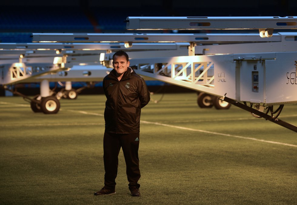 El servicio de espacios verdes del Real Madrid es uno de los departamentos más grandes del club. En él trabajan cerca de 60 personas. Los dirige el inglés Paul Burgess. El Real Madrid lo fichó en 2009 con un objetivo: mimar el césped del Santiago Bernabéu, uno de los estadios más icónicos del mundo. Burgess fue cinco veces jardinero del año en Premier League y diseñó el método de crecimiento del césped en el nuevo Emirates Stadium del Arsenal. Pero LaLiga le sedujo: ya lleva nueve años en España. Obsesionado por mantenerse al día con las técnicas más innovadoras, el jardinero inglés es una autoridad en su profesión. Burgess, que también asesora a la UEFA, está al cargo de 13 campos, incluidos el Bernabéu y el centro de entrenamiento, 120.000 metros cuadrados de jardines con sistemas de riego y de calefacción. Para él, la fórmula es "trabajar duro, estudiar, luchar, pensar más allá de lo convencional, ser creativo y ambicioso", explicó en una entrevista con Sports Venue Business en 2017. Burgess cree que una de las claves para el desarrollo de su sector pasa por compartir el conocimiento. El jardinero del Real Madrid es una de las 7.000 personas que trabajan en los clubes esta temporada, según Palco 23.