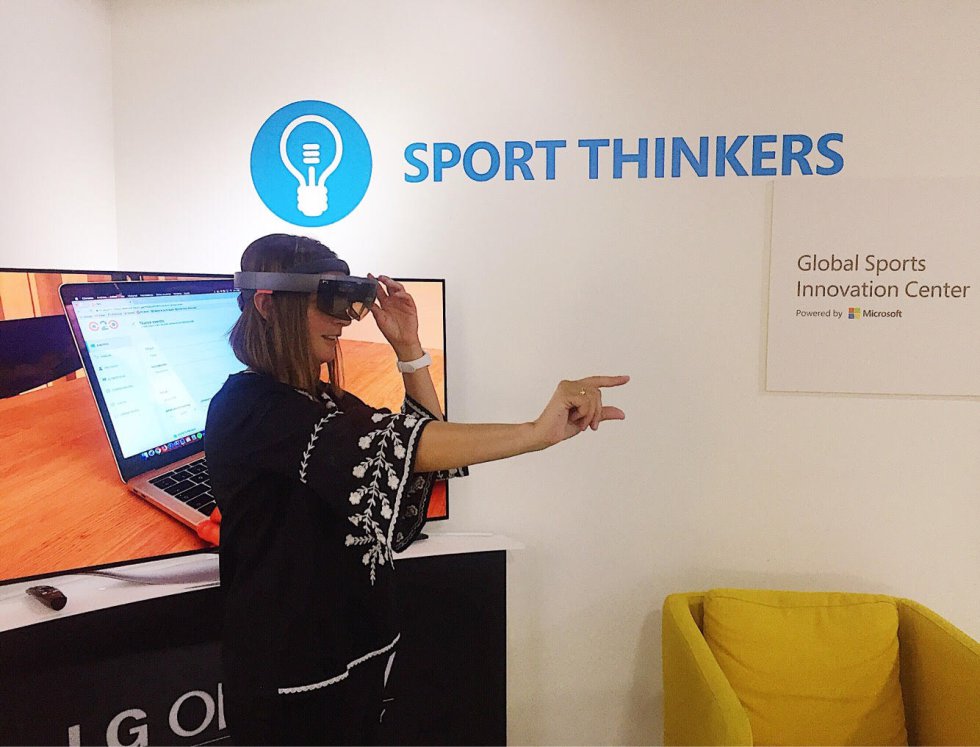 La argentina Iris Córdoba es la directora del Global Sports Innovation Center (GSIC) de Madrid, un centro de desarrollo tecnológico dedicado al deporte, respaldado por Microsoft y asociado con LaLiga. Para Iris la innovación es crecimiento: “LaLiga ha demostrado que no solo está comprometida con la parte deportiva, también apoya a emprendedores vinculados al deporte y fomenta ecosistemas de empresas que crean servicios beneficiosos para los clubes”, explica Córdoba. Con el desarrollo del fútbol femenino y el nacimiento de nuevos equipos, el GSIC y LaLiga organizaron unas jornadas de formación digital. Allí, varios clubes acudieron con muy poco conocimiento y desde el GSIC intentaron capacitarlos en temas de almacenamiento de datos, correos electrónicos, fan engagement… “Las innovaciones en los clubes muchas veces vienen de los individuos que forman parte de ellos. Darles herramientas es clave para alcanzar mayor repercusión internacional. La confianza y la apuesta que hace LaLiga en ese sentido es muy útil”, señala.