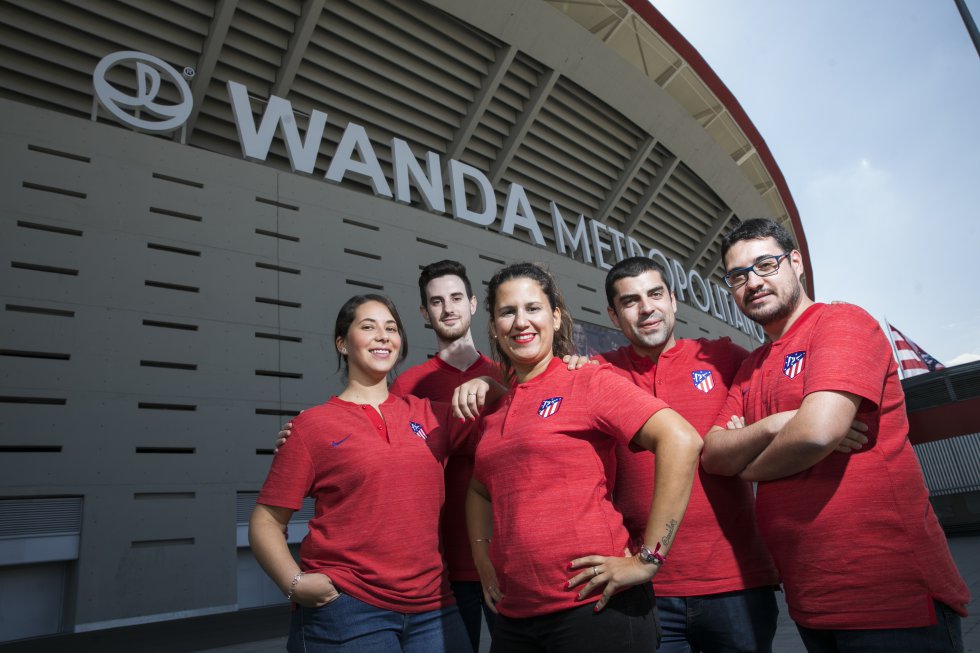 Los socios del fútbol han crecido en los últimos años. Y el caso más claro es el del Atlético de Madrid. El traslado al Wanda Metropolitano y los éxitos deportivos recientes han impulsado al club a cifras récord. Los días de partido, las oficinas y taquillas de Atención al Aficionado hierven casi tanto como las gradas. El Atlético ha pasado de tener 66.000 socios (con y sin abono) en la temporada 20132014, la de su última Liga, a contar este año más de 120.000. “Y 58.000 de ellos con abono. Ya no cabrían en el Calderón”, puntualiza David González, responsable del área de socios y ticketing del club. Su parcela ha crecido al mismo ritmo que el equipo en los últimos años. “En el Calderón normalmente trabajábamos unas 12 personas, hoy somos 23, prácticamente el doble, y eso sin contar la atención VIP”, afirma. A sus órdenes están (de izquierda a derecha en la imagen) Estela Aguirre, Javier de la Llave, Patricia González, Sergio Sanjuan y Raúl Herranz. Tienen entre 26 y 33 años. Y todos eran socios del Atleti antes de entrar a trabajar para la entidad. “Toda la plantilla de Atención al Aficionado está compuestas por socios. Nadie como un colchonero para entender a otro colchonero”, sentencia González. La expansión de la industria del fútbol genera nuevos puestos de trabajo.