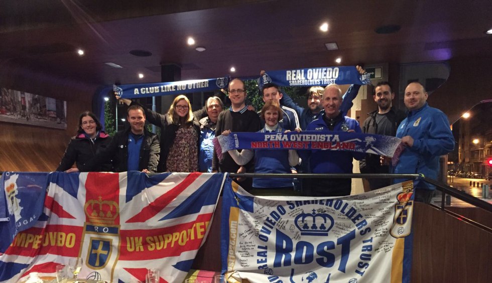 La ampliación de capital de Real Oviedo en 2012 se convirtió en un fenómeno de comunicación global. El equipo de la capital del Principado tuvo su espacio en medios de referencia mundial como 'The New York Times', 'The Guardian' o la 'CNN'. El club sedujo a decenas de miles de pequeños inversores de todo el mundo: de los cuatro millones de la ampliación de capital, 500.000 euros llegaron de gente de fuera de España. Hoy muchos de ellos viajan a Oviedo para ver a su club y conocer la ciudad. Matías García (en la fila de atrás enarbolando una bufanda), informático de profesión, les recibe como cicerone. Él no vive del fútbol. Pero genera negocio para su ciudad, su comunidad y su club. "En ROST tratamos de hacer más agradable la visita a Oviedo a los accionistas del club. Les enseñamos la ciudad para que se empapen de la cultura local, disfruten de la gastronomía, conozcan a los fans y asistan juntos el partido. Muchos de ellos han venido a raíz de comprar acciones del equipo. Estas iniciativas le dan al visitante una idea global de un club con gran arraigo entre su gente", resume García. El turismo asociado al fútbol tiene un gran impacto sobre la economía de las ciudades y sus vecinos.