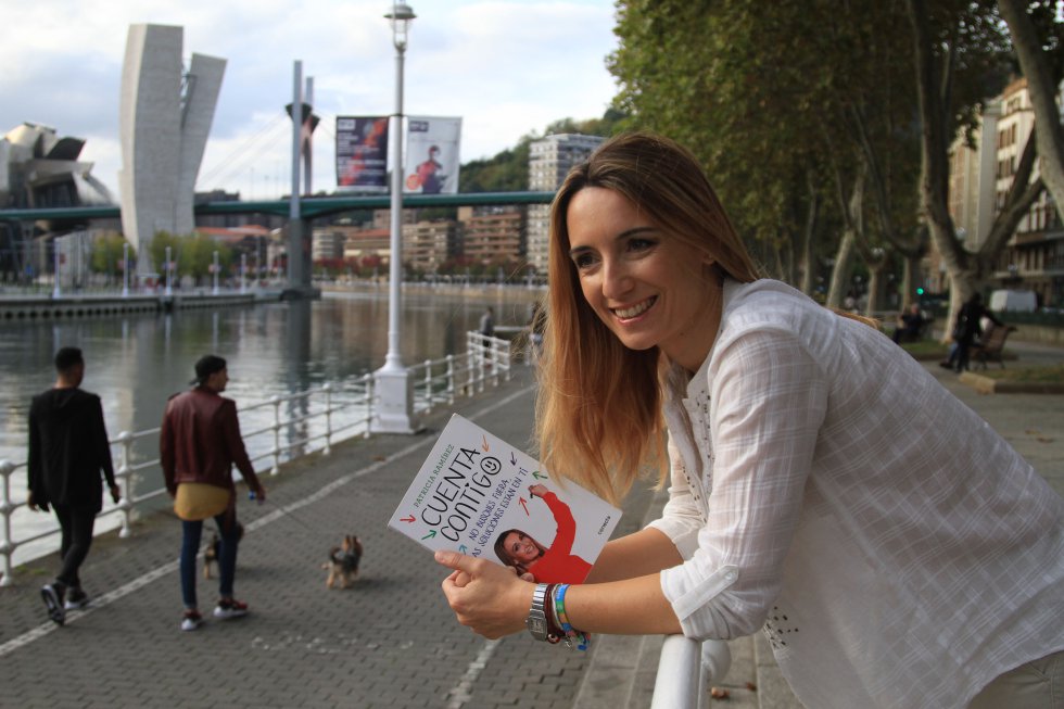  La mente del jugador es tan importante como lo rápido o habilidoso que sea. A cuidar del estado anímico y la motivación de los futbolistas se dedica Patricia Ramírez, psicóloga deportiva que ha pertenecido, a lo largo de su carrera, a los cuerpos técnicos de Granada, Mallorca y Betis. "Trabajas en las variables que afectan al rendimiento del equipo: concentración, atención, gestión de la presión... Cómo seguir siendo competitivo cuando vas ganando", explica Ramírez, autora de varios libros y colaboradora en medios como El País Semanal y TVE.    Para ello, junto a técnicos como Gregorio Manzano y Pepe Mel, Ramírez preparaba semana a semana cada choque. "Siempre dábamos una charla a los convocados según el encuentro que disputábamos. Analizábamos al rival y el histórico, veíamos cómo estábamos jugando, nuestra situación en el campeonato…\", detalla. "Por ejemplo, si nos tocaba un equipo al que no ganábamos nunca, potenciábamos la confianza para alejar la inseguridad". De su paso por la élite, dice, aprendió a hacer de la psicología una herramienta lo más práctica posible para que fuera útil a los deportistas. Y aunque hoy trabaja con entrenadores y futbolistas individualmente, señala dos recuerdos que no olvida de su etapa en los clubes: "Webó [exjugador del Mallorca], cuando estaba en el Fenerbahçe, me dijo por Twitter que echaba de menos mis charlas". 