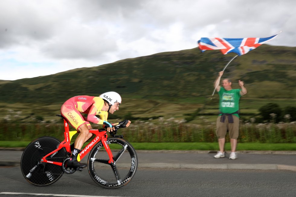 A Jonathan Castroviejo se le esfumó la medalla de oro en Glasgow por 63 centésimas, el tiempo que le separó de Victor Campenaerts, el belga que revalidó su título por segundo año consecutivo. Castroviejo, tetracampeón nacional y oro en el Europeo de 2016, se llevó una importantísima plata bajo condiciones de lluvia, un factor que no favoreció que el ciclista vasco rematara la faena. "Lástima que haya sido por menos de un segundo", afirmó en declaraciones publicadas por la Real Federación Española de Ciclismo. "Aun así estoy contento". Tarde o temprano Castroviejo batirá a ese cronómetro.