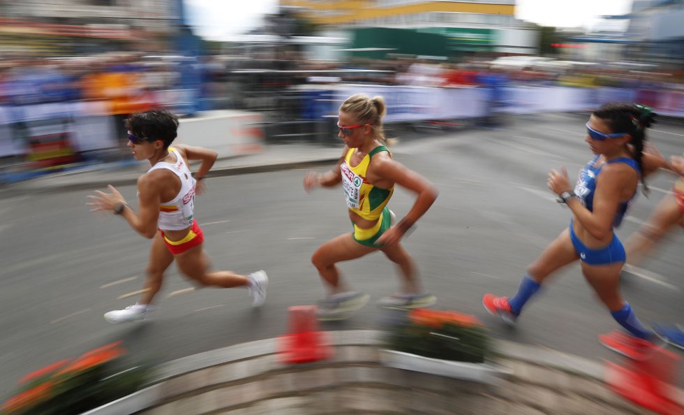 La granadina María Pérez se ha coronado como la mejor de todo el continente en el Campeonato Europeo de Atletismo de Berlín, con 22 años. El año pasado, sus resultados en el Mundial de Londres, décima del mundo y tercera de Europa, abrían esa posibilidad. Ella, sin embargo, decidió no hablar esta vez con la prensa para no generar expectactivas. Si lo hacía, dormiría mal la noche antes de la competición y comprometería su actuación. Su estrategia dio resultado. Recorrió los últimos 5.000 metros al frenético ritmo de 4m 12s el kilómetro y consiguió ser la primera en marchar los 20 kilómetros.