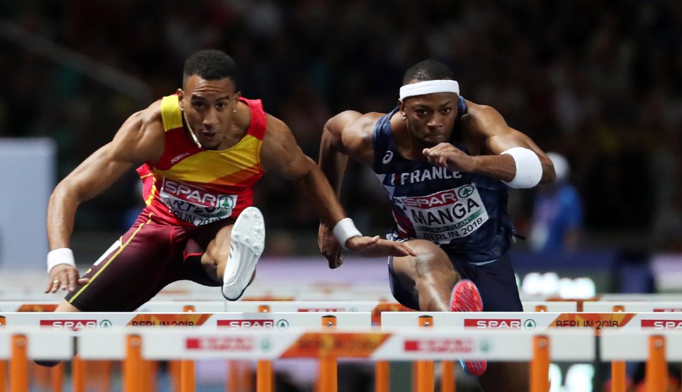 "Hoy quiero expresar lo feliz que me siento con este tercer lugar conseguido ayer. Me preparé pensando en el oro, pero soy consciente que las vallas nos dan sorpresas". Las palabras en las redes de Orlando Ortega tras su bronce en los 110 metros obstáculos de Berlín tenían un sabor dulce. Tras su inolvidable plata en los Juegos Olímpicos de Río de 2016, Orlando vivió un periodo de dudas e incertidumbres. Quería seguir ganando y seguir corriendo cerca de sus mejores marcas. "Llegué a apagar el teléfono, necesitaba reflexionar en soledad sobre por qué estoy aquí", contaba el corredor a este periódico hace escasos días. "Recordé por qué salí de Cuba. Estoy aquí porque me gusta lo que hago y lo disfruto". Y Orlando, pasional siempre, volvió a encontrar la clave para subirse al cajón de honor de la élite.