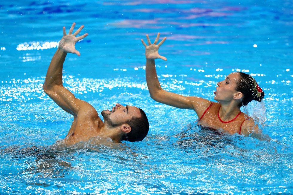 "Nos queda el libre que es más nuestro, más chulo. Es otro rollo, creemos que se nos da mejor". Recién colgada la medalla de bronce obtenida junto a Berta en la categoría de dúo mixto artístico técnico en los Europeos de Natación de Glasgow, Pau ya preconizaba para EL PAÍS su buen resultado en la otra disciplina que dominan a la perfección: dúo mixto artístico libre. En apenas cinco días, estos dos barceloneses igualaron su hazaña de Londres 2016 y las redes (especialmente las suyas) se revolucionaron. El futuro, para Berta, es cristalino: "Queremos aproximarnos a Rusia e Italia, que son indiscutiblemente los mejores". Con 20 años (ella) y 22 (él), aproximarse podría quedarse corto.