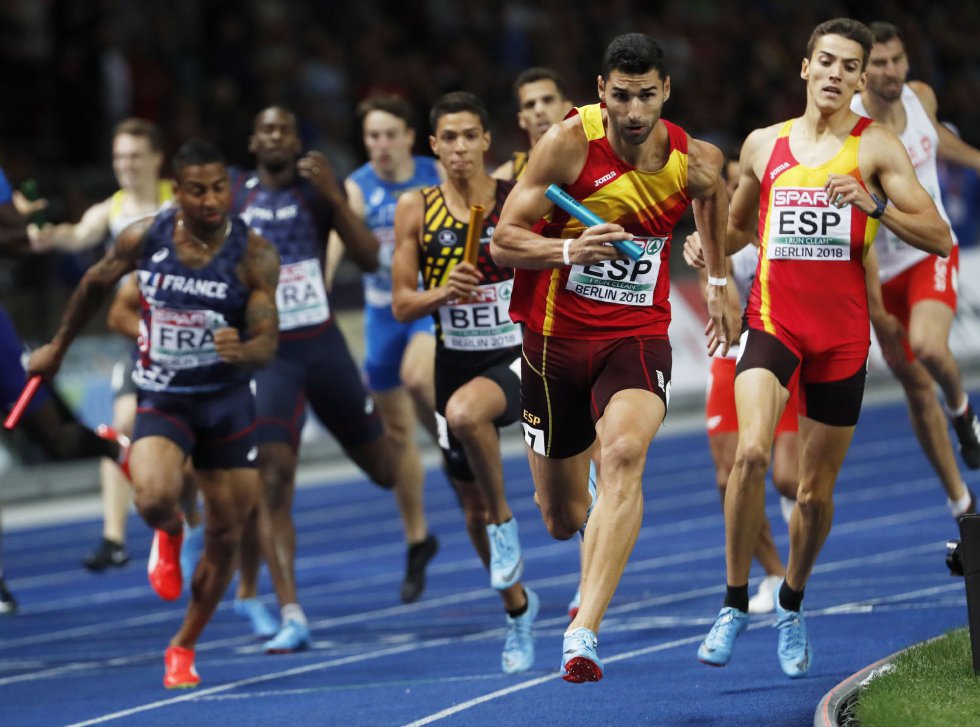 Un ‘thriller’ hecho carrera. Así fue la consecución de la medalla de bronce por parte del equipo de relevistas español de 400 metros. Husillos, Búa, García y Hortelano dejaron una carrera antológica que dejó el corazón de muchos al borde del infarto. Cuando Hortelano, último corredor, cogió el testigo, España iba en cabeza. Bélgica y Reino Unido adelantaron al español en el último tramo y Bruno se derrumbó pese a su espectacular esfuerzo. Y García, como cuenta Carlos Arribas en la crónica de EL PAÍS, le dijo: "¡Eh! ¡Eh! ¡Hay que estar contento! Te quiero, Bruno. Dentro de dos años, en Tokio, seremos oro".