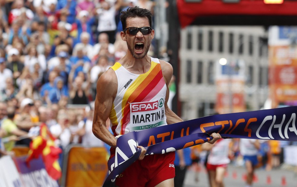 Saludando llegó a la meta el extremeño Álvaro Martín, de 24 años. Había completado el primero los 20 kilómetros de la prueba de marcha en los europeos de atletismo de Berlín en 1h 20min 42s. Seis segundos después llegaba a la meta Diego García, otro español. Álvaro Martín, graduado en Ciencias Políticas, es de Llerena (Badajoz ): "¿Que si espero un gran recibimiento en Llerena?", dijo a Carlos Arribas, en EL PAÍS. "Será al revés, seré yo el que reciba a Llerena. Nunca podré agradecer a mi pueblo todo lo que ha hecho por mí".