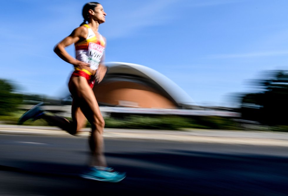 "Tener un objetivo común, ambicioso e ilusionante, luchar entre todas como un verdadero equipo y conseguirlo, es una de las experiencias más grandes que se pueden vivir en el deporte!", ha declarado Marta Galimany en Twitter después de que su equipo se hiciera con el bronce en la prueba de maratón los Europeos de Berlin. La suma del tiempos de sus compañeras, la donostiarra Trihas Gebre (2h 32m 13s) en noveno puesto, la madrileña Azucena Díaz en el 13º (2h 34m) y la alavesa Elena Loyo (en la imagen), en el 23ª (2h 37m 54s), colocó al equipo femenino nacional tan solo por detrás de Bielorrusia e Italia en el podio. Poco después llegó a la meta Marta Galimany (2h 38m 25s), Clara Simal, por el contrario, no consiguió terminar por culpa de un desagarro en un gemelo. Gebre no dudó en ofrecerle su medalla. Durante el maratón todas eran una atleta.
