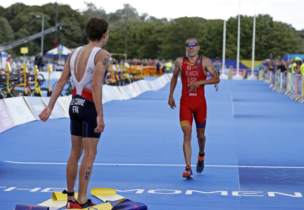 "Remontada histórica"; "Alarza dio todo lo que tenía para llevarse una plata con sabor a oro"; "El talaverano mostró su fortaleza corriendo, recogiendo'‘cadáveres' y remontando posiciones a ritmo de vértigo"… Son solo tres de las impresiones recogidas en la crónica que este diario realizó de la espectacular prueba de Alarza, 27 años, en el Europeo de Triatlón de Glasgow. Cuando quedó en la prueba de natación a unos 45 segundos del grupo de cabeza, nada hacía pensar que este deportista estaría en el podio. Sin embargo, a partir de ahí, sobre la bici y en el maratón, todo fue sufrimiento y heroicidad hasta quedar a solo 11 segundos del primero. La medalla, además, llegó poco después de saber que será padre: otra carrera de fondo a encarar. Alarza es uno de los deportistas a los que LaLiga4Sports presta soporte. "El proyecto se compromete con 64 federaciones deportivas y 4.200 deportistas de alto nivel", detalla Pipe Gómez, su responsable del proyecto. "La meta final es que las federaciones se desarrollen generando un crecimiento profesional, económico y humano".