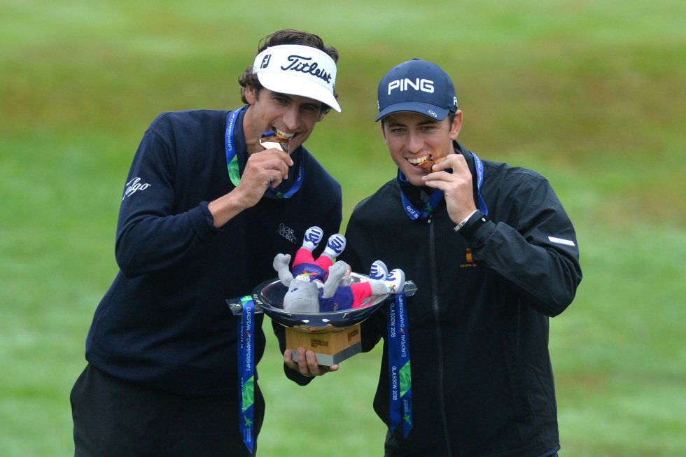 "No hay nada comparable a oír el himno español cuando se gana una medalla de oro" y "¡Nos llevamos el oro a casa! Una semana para recordar”. Así se expresaban respectivamente el madrileño Pedro Oriol y el granadino Scott Fernández (a la derecha), la pareja de golfistas ganadora de la competición por equipos en los Europeos de Glasgow. Tumbaron en la modalidad de ‘foursome’ (golpes alternos) al equipo islandés, una hazaña que les valió hasta el reconocimiento del presidente del Gobierno, Pedro Sánchez.