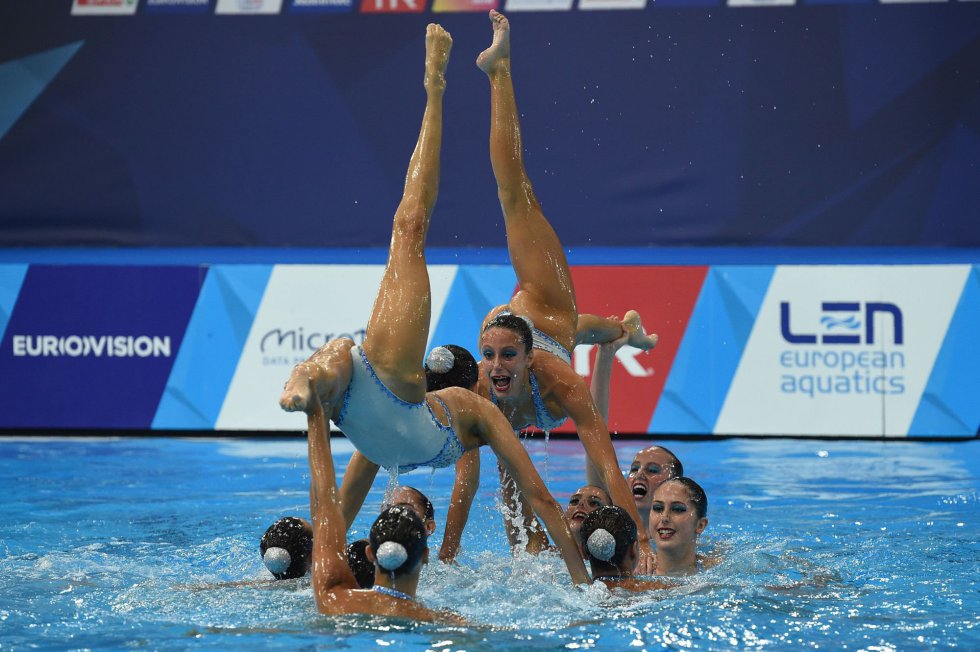 "¡AAAAAAHH, una medalla en el cuello! Porque después de decir en un entreno ya no puedo más, este equipo te da ese chute de adrenalina que necesitas para no rendirte jamás. Os quiero muchísimo". Tan emotivamente resumía en sus redes Paula Ramírez la felicidad por haber ganado, junto al resto de sus compañeras de natación sincronizada, el bronce en Combo durante los Campeonatos de Europa de Glasgow. Un metal que supo a oro tras las bajas de Ona Carbonell y Mireia Belmonte. Como declaró a este diario Albert Tubella, director técnico de la Federación Española de Natación: "Mireia nos hace grandes, y estoy seguro de que los otros 17 [participantes] cumplirán su papel y el equipo estará donde tiene que estar". Dicho y hecho.
