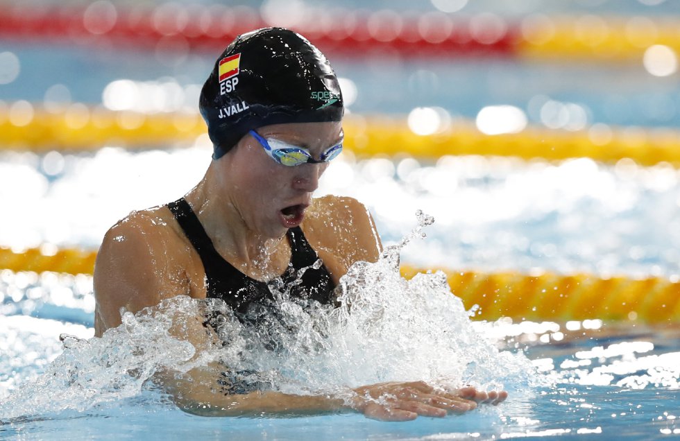 Jessica Vall nada con la sonrisa por delante. En las victorias y también en las derrotas. Esta vez, en los Europeos de Glasgow, su brava carrera en los 200 metros braza tuvo premio. Vall, nacida en Barcelona y compañera de Mireia Belmonte, se colgó una plata y comenzó a disipar la decepción de los Juegos de Río, donde no logró alcanzar la final. "He querido salir más valiente que otras veces para marcar el terreno", explicó a TVE al término de la prueba. "En los últimos 50 metros me faltaba el aire. Pero he apretados los dientes pensando en todo lo que me entrené". La mejor manera de encarar, casi a sus 30 años, Tokio 2020, la que puede que sea su última cita olímpica.