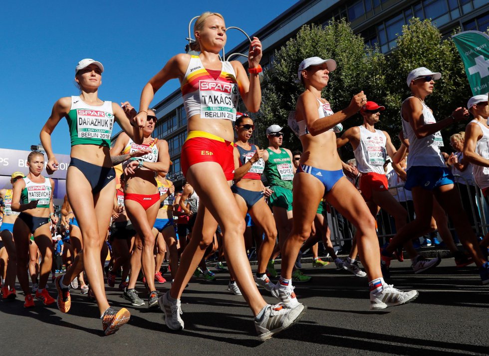 "Esta medalla de bronce significa tanto que es imposible de describir", publicó en la red Julia Takacs, tercera en la final de la prueba de 50 kilómetros marcha de los Europeos de Berlín. La alegría de Takacs, nacida en Budapest (Hungría) y llegada a España a los 14 años, llegó tras 4h 15m 22s de agonía a más de 35 grados sobre el asfalto. Solo respiró en el tramo final, sabedora de que la presea no se le iba a escapar: "Ahí, en las últimas vueltas, todo se me agolpaba", contó a este diario la atleta, que superó una trombosis pulmonar el año pasado. "Estaba mi entrenador de Hungría que me animaba en húngaro, y me animaban también en español y en catalán…\". Takacs, con su victoria, abrió el medallero español en la competición berlinesa.