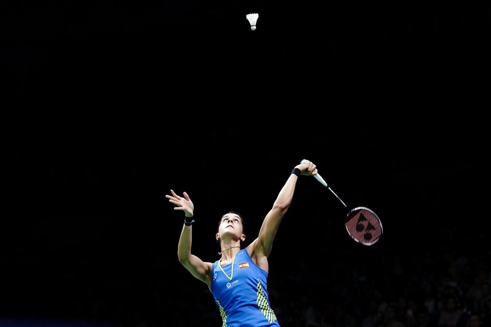 Tras clasificarse para su tercera final de un Mundial, la onubense Carolina Marín se preguntaba en Twitter: "¿Por qué no soñar con hacer historia?". Y el sueño se cumplió: la mejor jugadora española de la historia, la que ha roto definitivamente la hegemonía asiática, se impuso a la india Pusarla Sindhu (21-19 y 21-10) y sumó su tercera corona mundial, además de sus cuatro europeas y su oro en los Juegos de Río de Janeiro de 2016. "Imposible describir este sentimiento... CAMPEONA DEL MUNDO x3", celebró en las redes con un tuit que ya han 'likeado' más 68.000 personas. Pero lo que hoy más enorgullece a Marín, una de las insignias no solo del proyecto LaLiga4Sports, sino también de LaLiga (de hecho lleva el logo de la marca en su pecho), es "que hoy se hable de bádminton", según publicó este periódico.