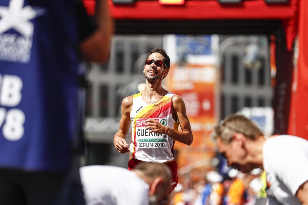 Los puestos de Javi Guerra (4º) y Jesús España (6º) en la final de la maratón de los Europeos de Berlín sirvieron para que nuestro país se colgara la plata. "Esta carrera ha sido de muchísimo nivel", reconocía Guerra (en la imagen) a este periódico. "En los últimos metros he tenido que dejarme el alma", afirmaba gráficamente Jesús España. Una frase, además, cargada de simbolismo: el fondista, a punto de cumplir los 40, se retiraba también de este campeonato tras una trayectoria plagada de éxitos. "Mis padres me dijeron que no era más que nadie pero tampoco menos. Estoy muy orgulloso de mi carrera deportiva", afirmó en su despedida ante los medios. Las redes, claro, se rindieron ante alguien que, paradójicamente, no lo ha hecho nunca.