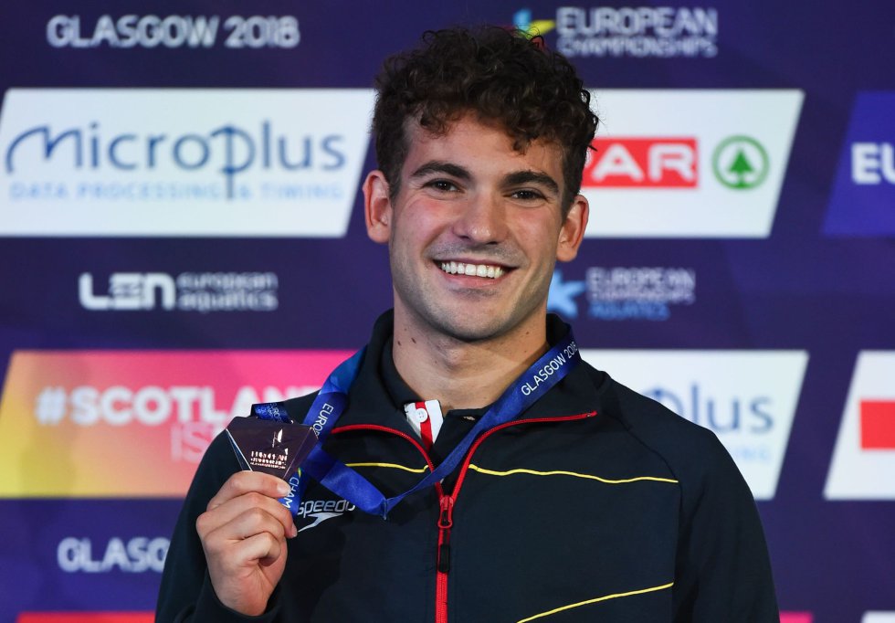 A sus 19 años, casi imberbe, Joan Lluis Pons ya destroza la piscina. El nadador mallorquín sorprendió a propios y extraños en los Europeos de Glasgow colándose en el podio con un excelente bronce en los 400 metros estilos. Su carrera lo tuvo todo: potencia, inteligencia y técnica. "Por la mañana lo veía muy crudo, pero vimos que lo mejor era salir rápido, algo que no acostumbro a hacer. Al final he sufrido muchísimo", contó a este periódico. Pero aguantó y tocó la pared con casi dos segundos de ventaja sobre sus perseguidores. Y de paso, colocó su nombre en el escaparate de la natación mundial.