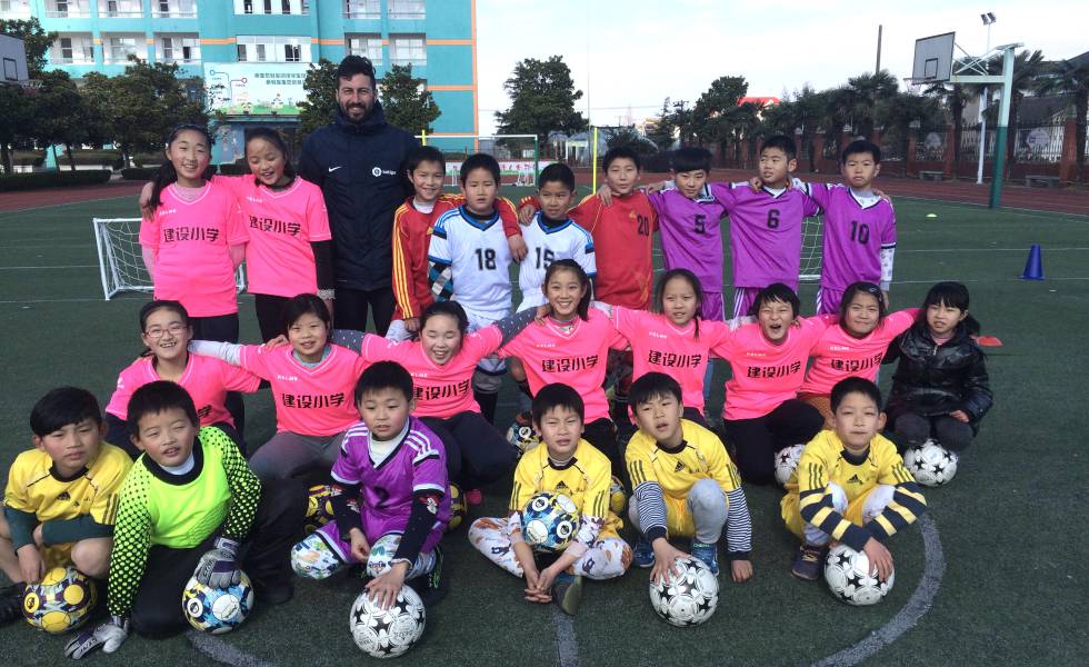 José Ángel García, con uno de los equipos de su colegio en Chongming.