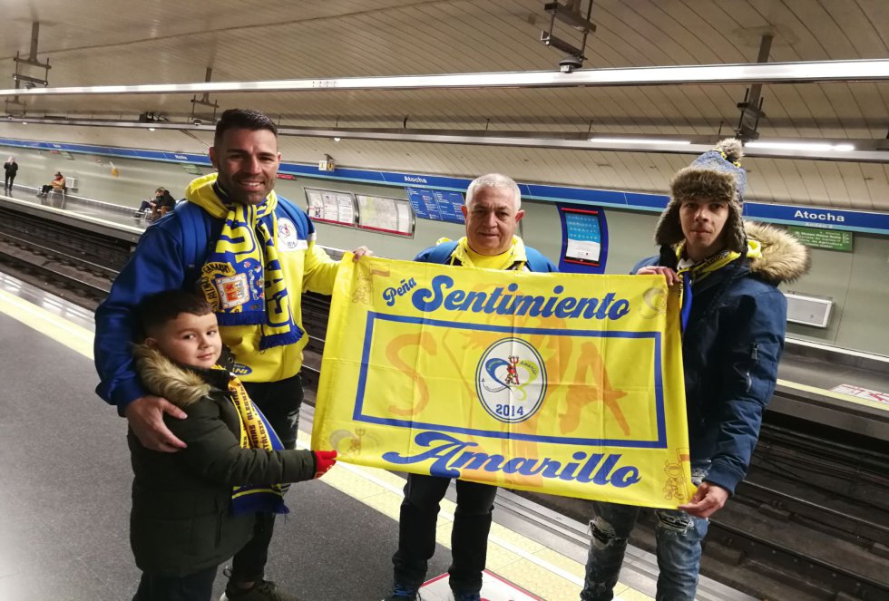 Nazario Déniz, administrativo jubilado de 61 años, repite habitualmente a los miembros de su familia que pueden ser del equipo que quieran si primero apoyan al de la tierra, la Unión Deportiva Las Palmas. De pequeño veía los partidos encaramado a las dunas que se formaban junto al estadio Insular, donde el club jugó hasta principios del nuevo siglo. Hace 22 años se abonó.   Nazario; sus dos hijos, Alberto y Ricardo, y su nieto Thiago son abonados y van al nuevo Estadio de Gran Canaria para ver los partidos. El pequeño Thiago, de seis años, lo hizo por primera vez con tres. Su padre y su tío eran un poco más mayores cuando se estrenaron en un encuentro de la Unión Deportiva en la grada. "Tendrían cuatro o cinco años cuando empecé a llevarles, eran muy buenos, se conocían al dedillo todas las banderas, las alineaciones de Primera y de Segunda", recuerda Nazario que ha vivido las grandes derrotas y los brillantes momentos del equipo canario, junto a su familia. "El último ascenso, en la 201415, fue emocionante porque llevábamos casi 15 años sin estar en la máxima categoría", cuenta Nazario.    En la foto: Nazario Déniz Romero (centro) con su hijo Alberto Romero junto a su nieto Thiago y Saimo Coruña, su yerno.