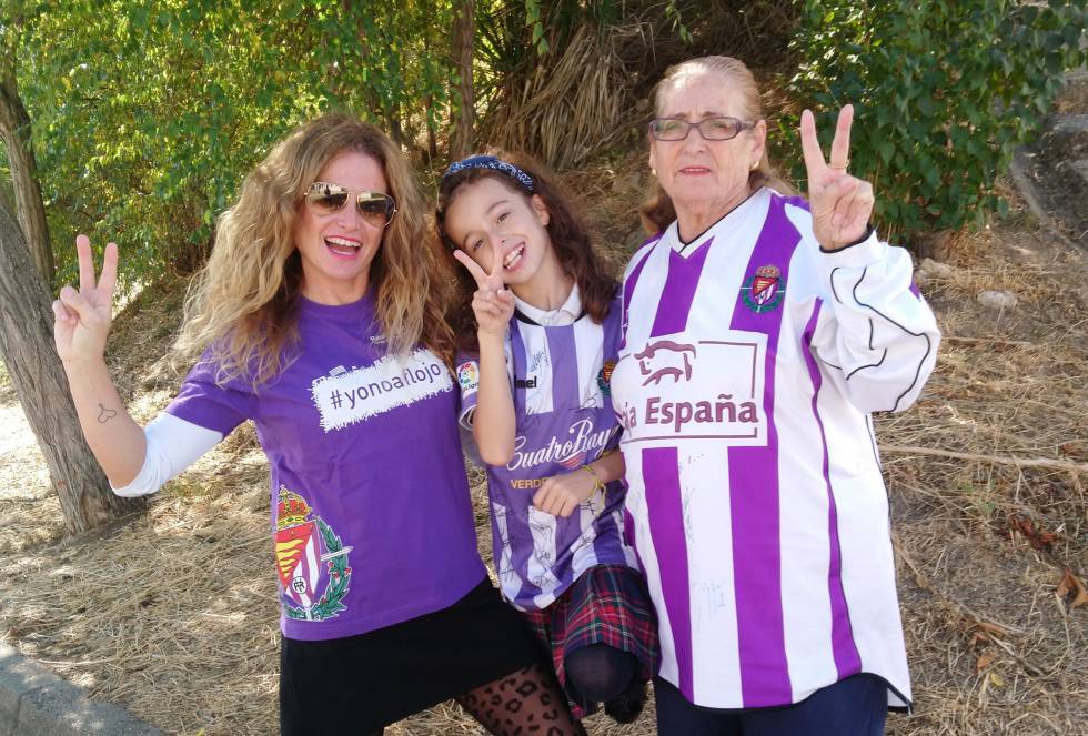 Benita Monzón es la “abuela del Pucela”. Así la conoce la afición del Real Valladolid, el equipo al que anima desde hace seis décadas. A sus 78 años, esta limpiadora jubilada sigue acudiendo al José Zorrilla y viajando por España para animar a los blanquivioletas. Se aficionó cuando se casó, a los 22 años, con Pablo Rodríguez, exoperario de la Renault, que ahora tiene 82 y es el socio 40 del club. “Mi marido me preguntó que si quería ir al campo con él”, explica por teléfono la veterana hincha. En aquella época, finales de los sesenta, eran pocas en las gradas. “Solo éramos una mujer que llevaba a su marido con discapacidad, otras tres y yo, nada que ver con ahora, que está lleno de mujeres”, asegura Benita.   Desde entonces su vida ha corrido paralela al balón. Dos de sus cinco hijos han sido jugadores profesionales, aunque ahora ya están retirados. “Javi jugó con el Numancia. Le llamaban el Monzón, y Pablito, jugó en el promesas del Valladolid", cuenta. Entre sus nietos, Daniella, de 9 años, una de las pequeñas de su hija de Mari Carmen, es la más entusiasta. “Daniella no falla un partido y cuando perdemos, lloramos juntas”, explica la abuela. Ambas brincan y se ponen nerviosas durante los encuentros, pero sin excederse. “Nunca insulto al árbitro porque he tenido hijos futbolistas y quiero respetarlos”, puntualiza Benita, que es presidenta de su peña, La Petaca, que cuenta con 114 socios. “Allí me entretengo, vendo la lotería, apunto a los nuevos socios y les cobro”, concluye Benita, la abuela del Pucela.   En la foto: Benita Monzón (d), la abuela del Pucela, junto a su hija María del Carmen Rodríguez y su nieta Daniella Magaña.