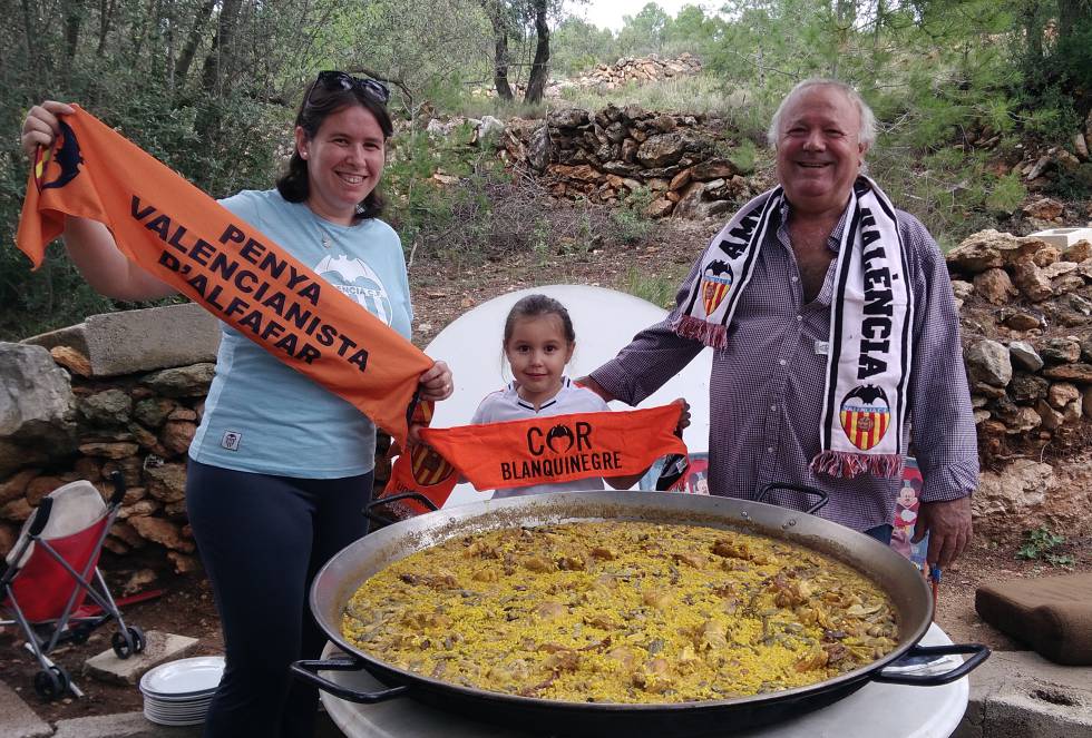 Amparo y Paco Orient, padre e hija, no se pierden un solo partido del Valencia. Cuando juega fuera lo ven en la peña de Alfafar, un pueblo del sur de Valencia, o tomando una paella en medio del campo. Al estadio van juntos en moto. Siempre ha sido así menos las dos ocasiones en que Amparo ha estado embarazada, que cogieron un taxi. En aquellos meses, Paco rogaba a su hija que no se alterase durante el partido. “Bromeaba con que, al menos, si se me adelantaba el parto, el Hospital Clínico estaba al lado”, recuerda Amparo, de 38 años.   Paco heredó de su padre la pasión por el conjunto che. “De pequeños, a mi hermano y a mí nos llevaba al campo, entonces el Luis Casanova, en su camión por un camino de acequias”, relata Paco. Ambos, abuelo y madre, han transmitido ese entusiasmo por el equipo naranja a Adriana, de seis años. Aún no la han llevado al estadio. “Es muy pequeña todavía”, pero ya es una auténtica forofa. “Se sienta a mi lado a ver el partido y me hace mil preguntas”, explica. En su casa, Amparo es la futbolera. “Mi marido es más de Fórmula 1”, agrega. Por eso es él quien se queda con Adriana y Marina, de dos años, cada vez que Amparo y Paco salen a animar a su club. “Antes de marcharnos, mi marido y mi hija mayor me dicen: ‘Amunt!, el grito de ánimo al Valencia”, explica. Ahora, añade, lo está aprendiendo a decir la pequeña. “Es mi amuleto de la suerte para ayudar al equipo a ganar los partidos”, finaliza.    En la foto: Amparo, Paco Orient y Adriana Francés (centro).