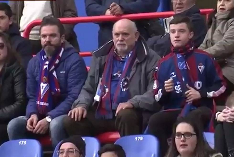 Cada visita a Ipurua es una gran celebración para Ibai Porto, acabe como acabe el partido. Le viene de familia. Su abuelo, Mikel Porto, de 68 años, empleado de banca jubilado, es vicepresidente y fundador de la federación de peñas del Eibar.   Mikel es el patriarca de una estirpe de armeros que nació con él. "Mis padres no eran muy futboleros, adquirí la pasión en la calle, jugando al fútbol con dos jerséis para indicar las porterías", revive. Su hijo Gaizka, de 41, le ha acompañado al campo y a los viajes para ver los partidos de fuera muchas veces. "Recuerdo una ocasión especialmente, cuando era muy pequeño y jugábamos en Preferente, que todo el pueblo viajamos a San Sebastián y, literalmente, tomamos la ciudad.   Gaizka e Ibai viven en Portugalete, a 60 kilómetros de Eibar, donde reside Mikel. Ya no van a todos los encuentros, pero todos están muy felices de ver a su equipo en LaLiga Santander. "Cuando ascendimos a Segunda, en Durango, fue increíble. Estuvimos 18 años seguidos ahí. Ahora vamos a estar como mínimo otros 18 en la máxima categoría, aunque no sé si lo veré yo", concluye nostálgico.    En la foto: Gaizka, Mikel e Ibai Porto en un partido del Eibar en Getafe. Captura de un vídeo de Gol TV.