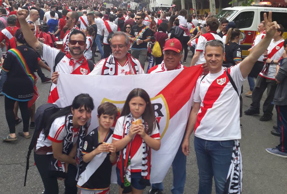 Javier Corazón conoció a Irene Álvarez, su pareja, durante un partido del Rayo Vallecano en Benidorm. Justo en el que ganaron el ascenso a LaLiga 1|2|3, en 2008. "Lo nuestro ha sido una carrera fulgurante, a la semana estábamos viviendo juntos, a los tres meses nos compramos un coche y a los seis nos quedamos embarazados", recuerda Javier, de 43 años, profesor de Historia en un instituto de la zona.   El hecho de conocerse en un partido del equipo vallecano no fue casualidad. Aunque Javier se había criado en el barrio de Hortaleza, solía reunirse con sus amigos en Vallecas. "Siempre he sido un enamorado de este lugar", asegura. Poco tardó en empezar a frecuentar el campo. A Irene, sin embargo, le viene de familia. Su abuelo y su padre, Luis Álvarez, de 60, son del club de toda la vida.   Luis es el socio 49. "Aunque mi padre me llevaba mucho al campo, no nos hicimos abonados hasta que cumplí ocho años", recuerda el veterano miembro del club. Gane o pierda, Luis se mantiene fiel a sus colores. "Mi madre se quedaba en casa cocinando el domingo por la mañana cuando íbamos de partido mi padre, mi hermano y yo. Ella se ponía la radio para escuchar el resultado porque si perdíamos, paraba de cocinar a sabiendas de que ese día no íbamos a tener apetito ninguno", relata este trabajador del Servicio Madrileño de Salud. La humildad y pasión que, asegura, rezuman los rayistas se la ha transmitido a sus tres nietos, dos de ellos hijos de Irene y Javier. "Antes de nacer ya eran socios", apostilla y añade que se siente muy feliz de que su yerno sea tan forofo como él.    En la foto: Luis Álvarez (en el centro con gorra roja), junto a su hermano Juan Carlos (i), su hijo Roberto (d). Javier Corazón arriba a la derecha e Irene Álvarez, pareja de Javier, junto a sus hijos Alba y Héctor, durante una celebración en Vallecas.