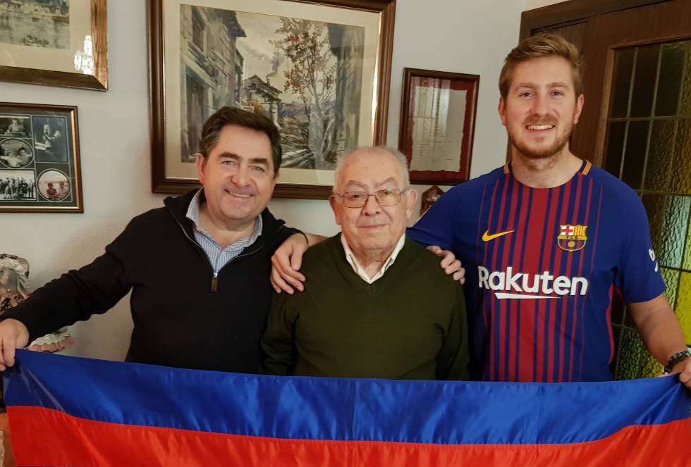 Jordi Fontanet, ingeniero de 58 años, nació en Lleida pero siempre ha sido del Fútbol Club Barcelona. Como su padre, Francesc, de 91 años. “Éramos muy seguidores, pero como no vivíamos en Barcelona no podíamos ir a los partidos”, recuerda Jordi. Pero encontraron una solución que añadía al fútbol, otros alicientes. Abuelo, nieto e hijo se reúnen en ocasiones para ver unos cuantos partidos en casa o en la Penya Gastronómica del Barça, que aúna tres importantes valores para Jordi: los amigos, la gastronomía y el club.   “Para los partidos importantes nos juntamos en un buen restaurante con un buen chef”, explica Jordi sobre las reuniones de esta peña, que cuenta con más de 300 miembros. Antes del comienzo del partido toman el primer plato, durante el descanso, el segundo. Y al acabar, los postres. “La única desventaja es que corres el riesgo de que un mal resultado te amargue el dulce. A veces tienes delante unos pasteles con una pinta impresionante, pero ya no te apetecen”, concluye Jordi.    En la foto: Jordi, Francesc y Marc Fontanet sosteniendo una bandera de la Penya Gastronómica del Barça.