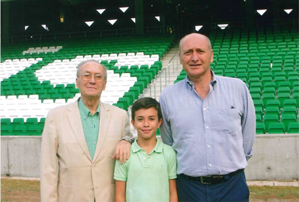 Abuelo, hijo y nieto se sientan juntos cuando van al Benito Villamarín a ver a su Betis. Los tres se llaman Ricardo Díaz y son socios del club desde que eran niños. “Mi padre desde 1945, cuando tenía siete años, gracias a un tío suyo, porque sus padres no eran muy forofos”, recuerda Ricardo padre, empleado de la Administración Pública, de 51 años.   Cuando nació su hijo, hace 11 años, esperó hasta el 12 de septiembre para sacarle el carné de socio. “Quería que coincidiera con el centenario del club”, apunta. Ellos tres forman parte de una gran familia de hinchas béticos que siempre van juntos a los partidos. También a algunos desplazamientos.   Ricardo, padre, recuerda el primero al que su hijo y unos cuantos de sus sobrinos fueron: un Betis-Levante en el estadio Ciutat de València. “Teníamos miedo de perder y que los niños se llevasen una decepción. Por suerte ganamos gracias a un gol de Rubén Castro”, recuerda el padre, que destaca la importancia del fútbol en las relaciones familiares. “Es un punto común con tu padre o tu hijo, un camino para comunicarte con ellos. Entre goles y alguna bronca te puedes contar la vida. En la adolescencia pueden surgir los problemas, pero ahí está el Betis”, reivindica Ricardo.   En la foto: Abuelo, nieto e hijo, tres Ricardos Díaz en el Benito Villamarín.