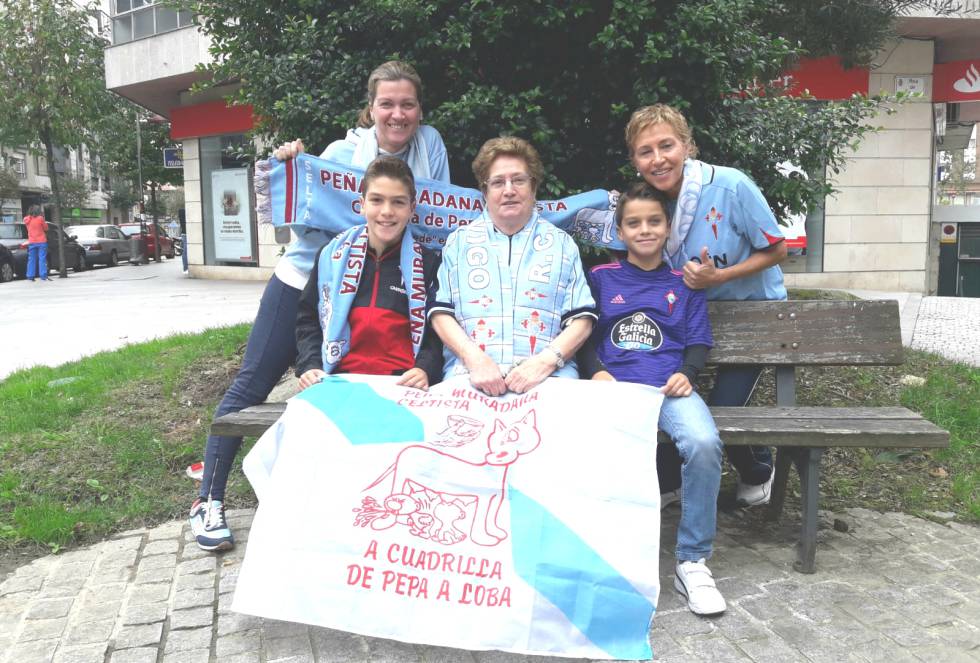 María López se aficionó al Celta de Vigo en una buena época para el equipo gallego. “Era el momento de Mostovoi, Karpin, Gustavo López”, recuerda esta viguesa de 39 años. Se refiere al cambio de siglo, cuando el club entró en una racha tan buena como la que vivió durante la década de los años sesenta. La nieta revivía la ilusión que sus abuelos sintieron en aquel tiempo. Especialmente Dinha Hermida, de 86 años, una de las seguidoras más veteranas del Celta, que empezó a ir por su marido. “Comenzó y no paró, es de las que más ha viajado con el equipo”, apunta Paz Vidal, de 58 años, hija de Dinha y madre de María. Ellas forman la tríada generacional devota del equipo céltico, a la que ahora se suman Pablo y Óscar. La cuarta generación.   A los bisnietos de Dinha, de 11 y 10 años, lo que más les gusta son los cánticos que escuchan cada vez que acuden a Balaídos con toda su familia. “Se los saben todos y adaptan las letras con mucha imaginación”, explica su madre. Ambos juegan en equipos infantiles, aunque María ve difícil que se dediquen profesionalmente a ello. “Hay muchos chicos jugando al fútbol y muy pocos jugadores en equipos profesionales”, comenta. La abuela Paz les regala la equipación del Celta y su bisabuela acude a verlos a veces, cuando su salud le da un respiro. Aunque cuando se trata del fútbol y especialmente del "Celtiña", como lo llama, no hay dolor. “Ella siempre comenta que sus pastillas son el Celta”, recuerda su nieta.    En la foto: Dinha Hermida (centro), en medio de sus bisnietos, Pablo y Óscar Vázquez; detrás, Paz Vidal, la abuela (derecha) y María López, la madre.
