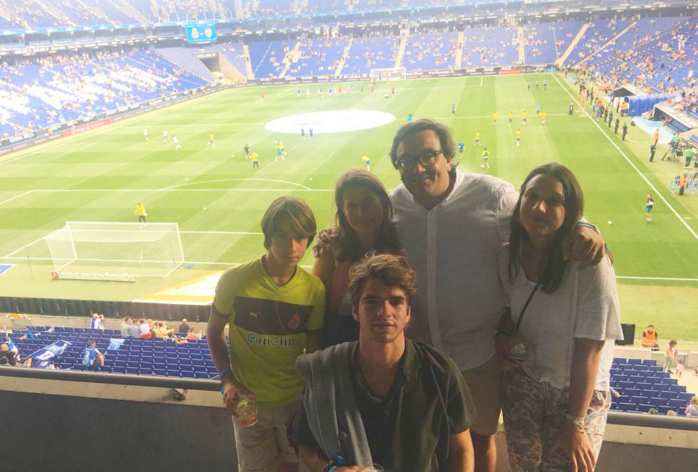 El Espanyol es un equipo querido y cercano para José Vilaseca, que se crio a escasos metros del antiguo campo de Sarriá, donde el equipo jugó hasta 1997. “Estaba tan tranquilo estudiando en casa y escuchaba los goles sin necesidad de poner la radio”, recuerda. Para él y sus padres, ir al campo suponía cruzar la calle.   Cuando creció se apuntó a la peña juvenil, en la que estaban varios compañeros del instituto. “Llevábamos banderas que habíamos encargado a un sastre”, recuerda. Ahora José va con sus cinco hijos a los partidos cuando andan por Barcelona, porque desde hace tres trabaja como delegado territorial de la ONCE en Palma de Mallorca. Los cinco son muy futboleros, asegura José, pero María la que más. Desde niños, José trataba de que tuvieran la equipación del equipo. “En ocasiones he tenido que comprar las cinco, aunque a veces las heredan, imagínate el gasto, si no", comenta entre risas. José se esfuerza por que los niños vivan el Espanyol con ilusión. “Además de llevarlos al campo intento que conozcan a los jugadores. En una ocasión uno de mis hijos le hizo un dibujo a Tamudo y después nos contaron que lo tenía colgado en su casa”.   En la foto: José Vilaseca con cuatro de sus cinco hijos durante un partido.
