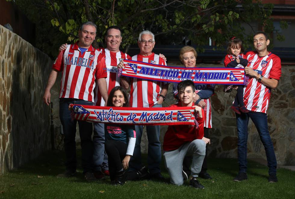 Joaquín Fernández y los suyos miran el calendario futbolístico primero antes de programar cualquier evento familiar, para que no coincida con ningún partido del Atlético de Madrid. “En alguna ocasión, sin embargo, con la boda de algún primo, hemos tenido que claudicar”, cuenta este madrileño de 43 años, miembro de una larga estirpe colchonera.   “Mi bisabuelo ya era socio, mi abuelo, mi padre, mis hermanos y mis hijos también”, apunta Joaquín, que es dueño del restaurante Palacio Criollo en la localidad madrileña de Rivas Vaciamadrid. En su mesón sirve carnes nacionales y argentinas y acoge reuniones de peñas atléticas y alguna del Rayo Vallecano. “Las del Real Madrid y todas las demás, también son bienvenidas”, apostilla.   El local sirve para reuniones familiares donde no faltan su padre, Carlos; sus hermanos, Carlos y José María; ni sus hijos, Rubén y Lucía, de 14 y 8 años, respectivamente. “Ellos lo han tenido todo con los colores del Atleti: del chupete al pijama", cuenta Joaquín. Incluso conserva los asientos que él y su familia ocupaban en el Vicente Calderón, el anterior estadio del club. “Para mí son trozos de historia, como el que tiene un fragmento del muro de Berlín”.   En la foto: de izquierda a derecha, de pie, Carlos Fernández hermano de Joaquín Fernández, situado a continuación; Carlos Fernández, su padre; María Victoria García, su madre; María Acicolla, su ahijada en brazos de Carlos Acicolla, su cuñado. Sentados, Lucia Fernández y Ruben Fernández, hijos de Joaquín.