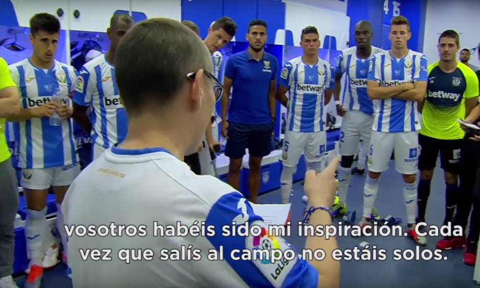 Blanca Poza arenga al equipo del Leganés antes del partido contra el Villarreal.
