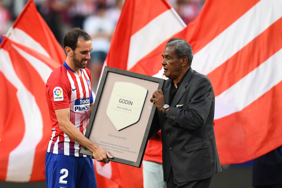 El Wanda Metropolitano despidió con honores a Godín, el central que con un gol de cabeza ante el FC Barcelona le dio al Atlético de Madrid su último título liguero. El Faraón, un jugador aguerrido, valiente, ha sido por años el carácter del equipo. Ahora, el defensa uruguayo de 33 años cambia de aires. En la fotografía, Luiz Pereira, histórico central brasileño del Atleti, le hace entrega de una placa conmemorativa.